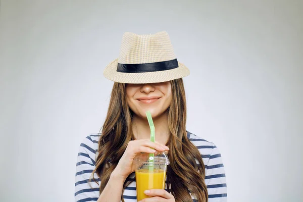 オレンジ ジュースを飲んで目の帽子と笑顔の女性の面白いポートレート — ストック写真
