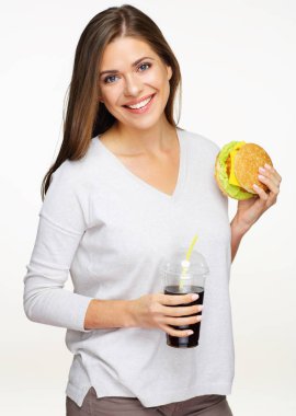 kadın holding burger kola içmek izole üzerinde beyaz arka plan, yakın çekim 