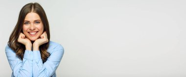 yüzünü elleriyle dokunuyor ve beyaz arka plan üzerinde izole kamera bakarak gülümseyen kadın