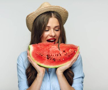 karpuz yeme Meksika şapkalı güzel kadın