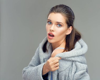 Şehvetli kız giyiyor gri ceket.