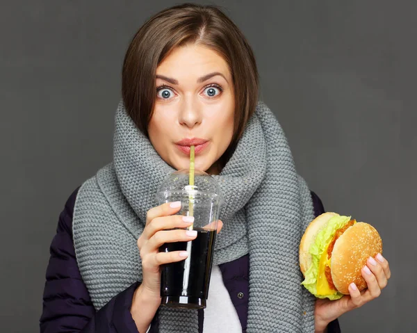 Vrouw Dragen Winter Sjaal Cola Drinken Houden Hamburger — Stockfoto