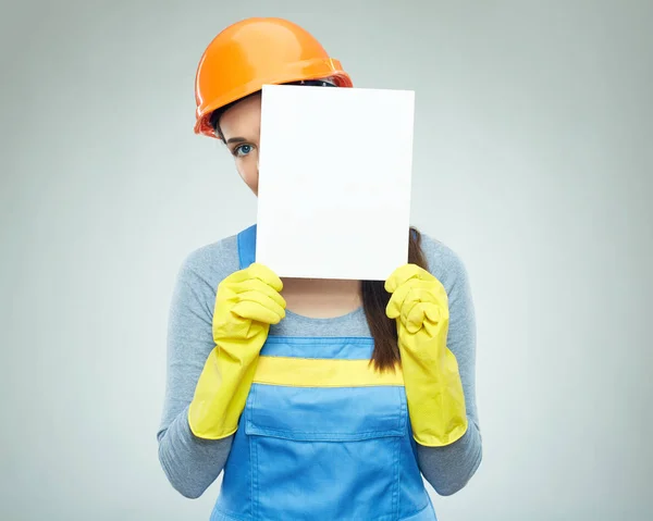 Kvinna Builder Skyddshjälm Holding Vit Banner Framför Ansiktet — Stockfoto