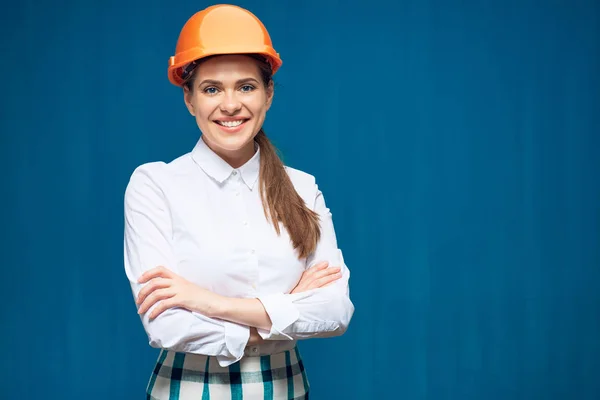 Empresaria Ingeniera Constructora Camisa Blanca Casco Naranja Con Brazos Cruzados — Foto de Stock