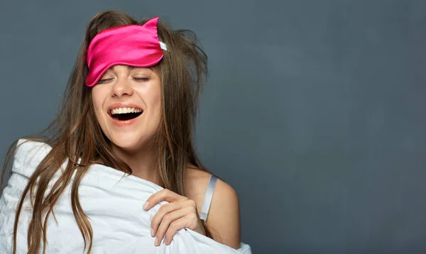 Attraente Donna Sorridente Con Coperta Maschera Occhi Bendati Dormire Sfondo — Foto Stock