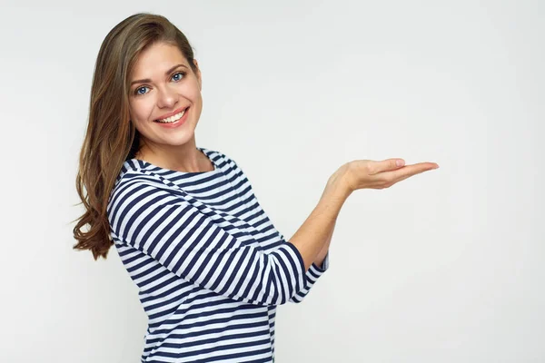 Casual Vestido Sorridente Mulher Apresentando Mãos Vazias Fundo Claro — Fotografia de Stock