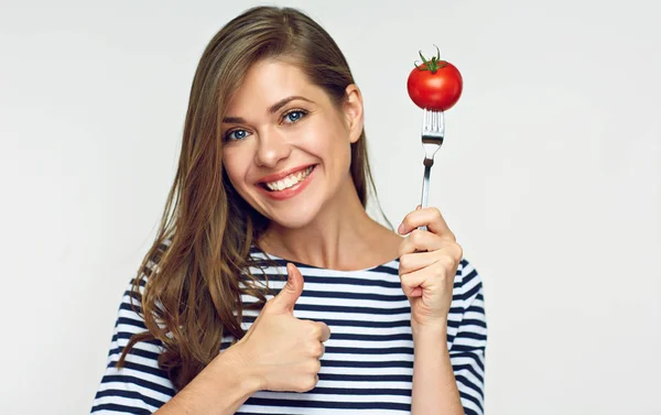 Szczęśliwa Kobieta Otwarte Usta Trzyma Widelec Pomidorem Pokazuje Kciuk Diety — Zdjęcie stockowe