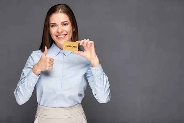 Lächelnde Geschäftsfrau Mit Goldener Kreditkarte — Stockfoto