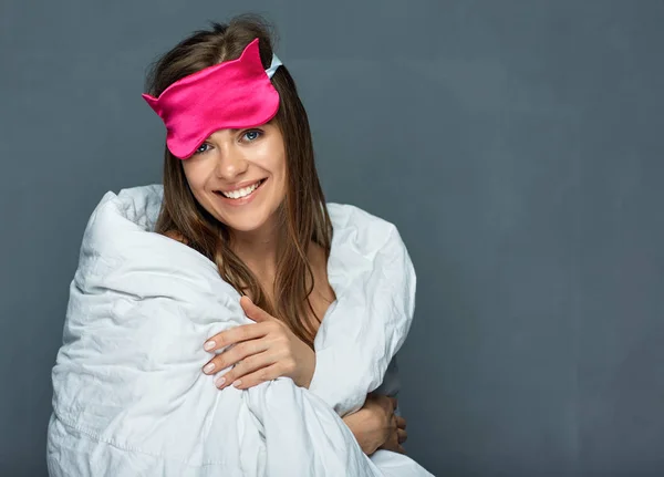 睡眠の概念 灰色の背景の上で寝るのための毛布と目隠しの目マスクを持つ魅力的な女性 — ストック写真