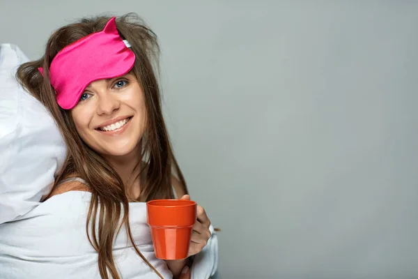 魅力的な女性は毛布と目隠しの目マスク睡眠睡眠の概念 灰色の背景の上に赤いカップを保持しているため — ストック写真