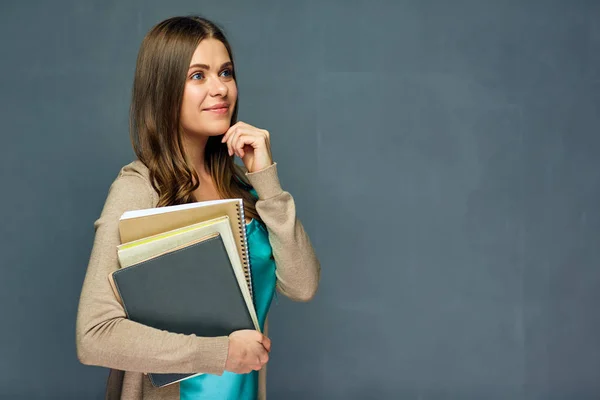 Portret Van Peinzende Student Vrouw Met Stapel Boeken Grijze Achtergrond — Stockfoto