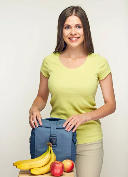 Lächelnde Frau Mit Stofftasche Und Früchten — Stockfoto