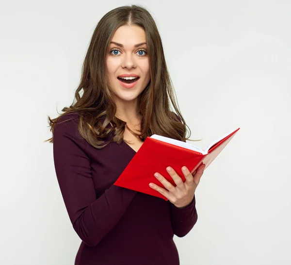 Lachende Verrast Vrouw Student Bedrijf Opende Rode Boek — Stockfoto
