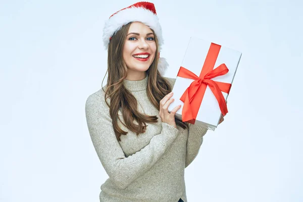 Mujer Sonriente Sombrero Navidad Sosteniendo Caja Regalo — Foto de Stock