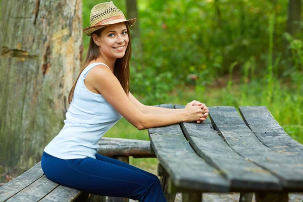 Rilassante giovane donna seduta sulla panchina — Foto Stock