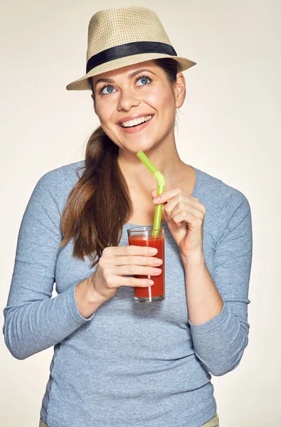 Vitamin içeceği ile cam tutan genç kadın. — Stok fotoğraf
