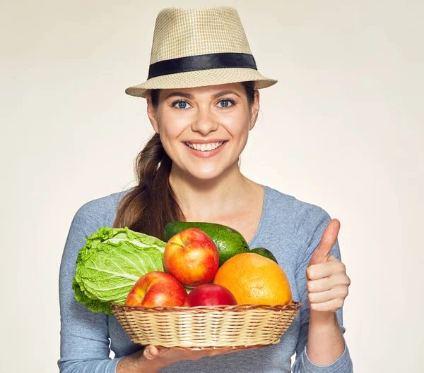 Vegetarische levensstijl portret van een jonge vrouw met moderne hoed. — Stockfoto