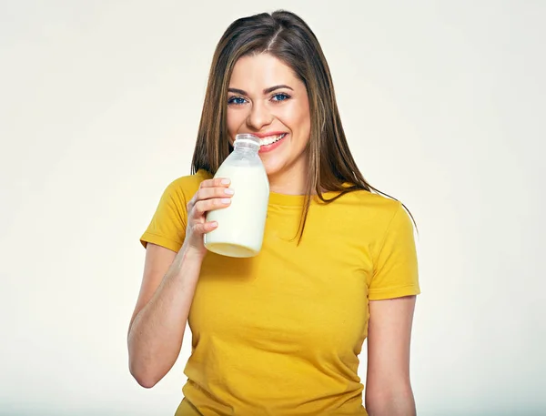 Lächelnde Frau trinkt Milch aus Flasche. — Stockfoto