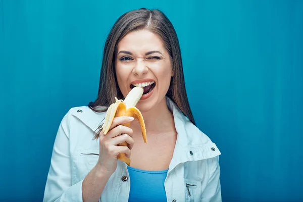 Νεαρή γυναίκα φάτε μπανάνα προκειμένου να αισθάνονται ευτυχείς. — Φωτογραφία Αρχείου