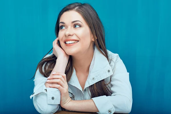 Mooi meisje dicht omhoog gezicht portret op blauw. — Stockfoto