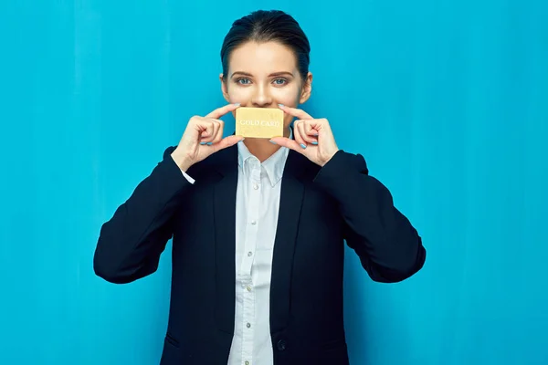 Junge Frau hält Kreditkarte vor Mund. — Stockfoto