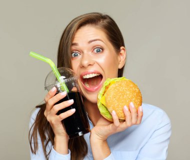 cola içecek ile lezzetli burger tutan mutlu kadın portresi