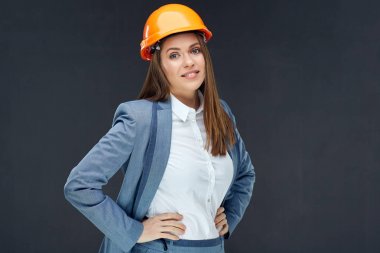 siyah arka plan üzerine gri iş takım elbise ve güvenlik kask giymiş başarılı ve kendine güvenen genç kadın mimar Oluşturucu
