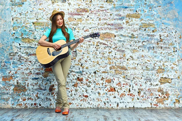 Donna positiva che suona la chitarra — Foto Stock