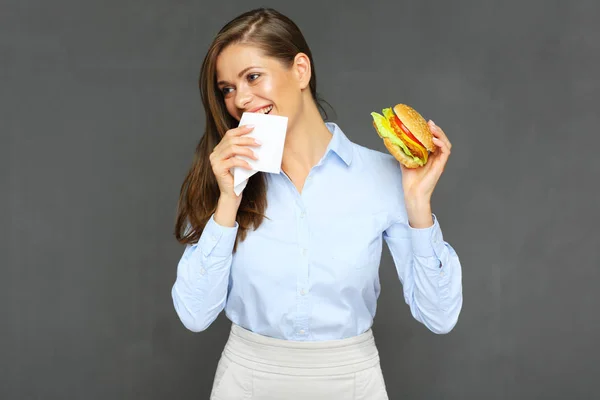 Mujer Negocios Sonriente Usando Tejido Papel Mientras Come Hamburguesa — Foto de Stock