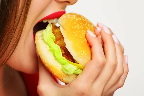 Nahaufnahme Porträt Einer Frau Mit Roten Lippen Die Burger Beißt — Stockfoto