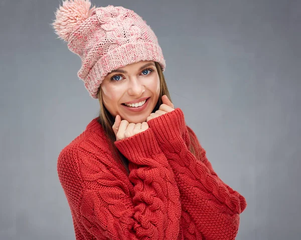 모자와 스웨터를 여자의 초상화 — 스톡 사진