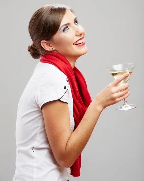 Mulher Sorrindo Usando Cachecol Vermelho Segurando Vidro Com Bebida Coquetel — Fotografia de Stock