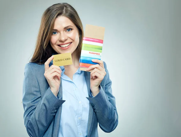 Bizneswoman Gospodarstwa Paszport Bilety Karty Kredytowej — Zdjęcie stockowe
