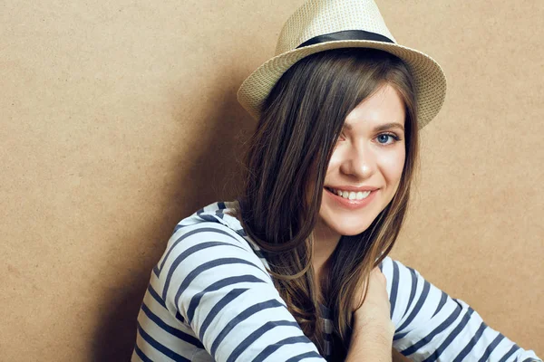 Retrato Mulher Sorridente Usando Chapéu Camisa Listrada Fundo Bege — Fotografia de Stock