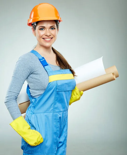 Leende Kvinna Ingenjör Holding Ritningar Grå Bakgrund — Stockfoto