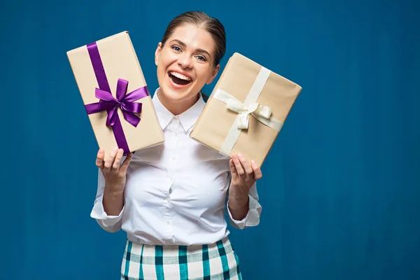 Mujer Feliz Vestido Camisa Blanca Sosteniendo Dos Cajas Regalo Sobre —  Fotos de Stock