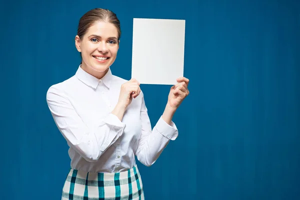 Donna Sorridente Che Indossa Camicia Bianca Tenendo Cartello Sfondo Parete — Foto Stock