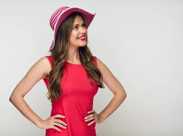 Gülümseyen Kadın Giyiyor Rahat Kırmızı Elbise Şapka Yan Arıyorum — Stok fotoğraf