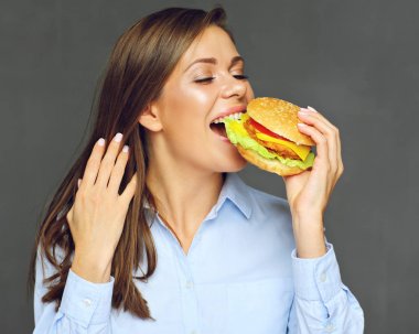 Burger ısırma kadın portresi yüz kadar kapatın. 
