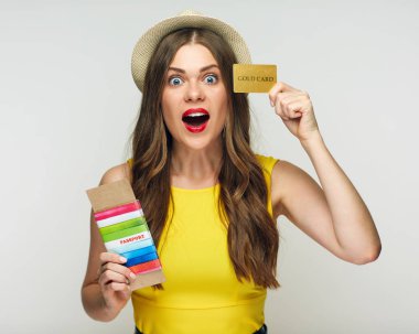 sürpriz kadın ile açılan ağız holding pasaport ve bilet ve kredi kartı, seyahat kavramı 