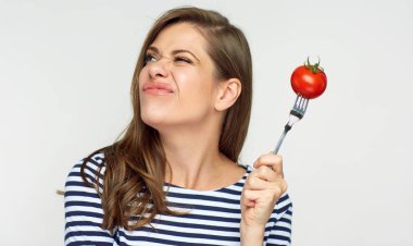 kavram diyet domates çatal üzerinde tutan genç kadın şüphe 