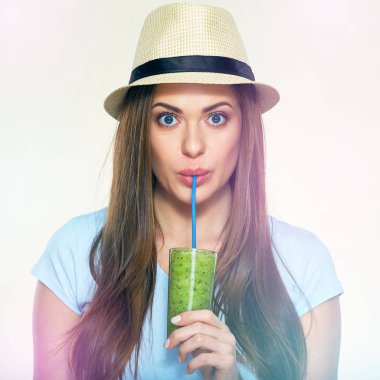 Saman yeşil smoothie suyu içme şapkalı genç kadın 