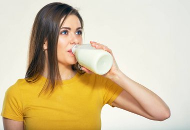 Açık renkli şişe süt içme genç güzel kadın