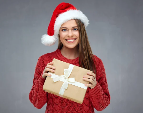 Boldog Santa girl gazdaság karácsonyi ajándék, piros kalap viselése. — Stock Fotó