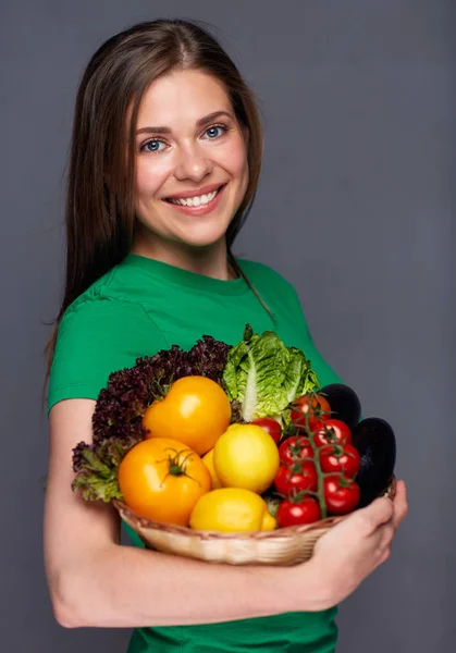 Lachende Vrouw Met Mand Met Zomer Groenten Een Grijze Achtergrond — Stockfoto