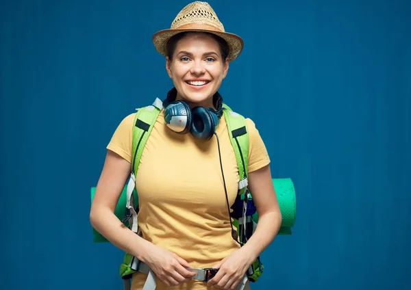 Lächelnde Touristin Mit Rucksack Posiert Auf Blauem Studiohintergrund — Stockfoto