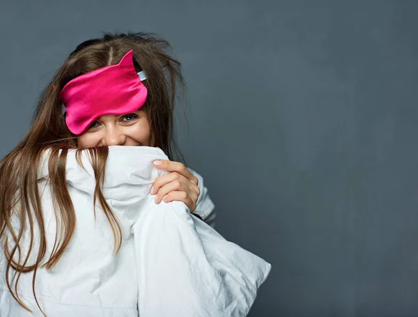 Attraktiv Kvinna Med Filt Och Ögonbindel Ögon Mask För Sömn — Stockfoto