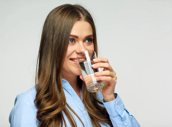 Donna Sorridente Bere Acqua Vetro Sfondo Chiaro — Foto Stock