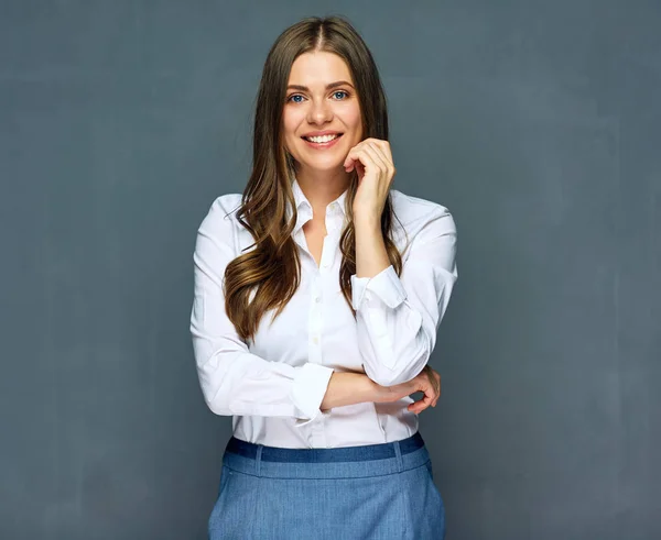 Úspěšná Podnikatelka Nosit Bílou Košili Usmívá Zuby Pozadí Šedé Zdi — Stock fotografie