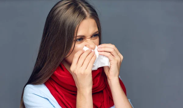 Mulher Gripe Doente Com Cachecol Vermelho Pescoço Usando Tecido Papel — Fotografia de Stock